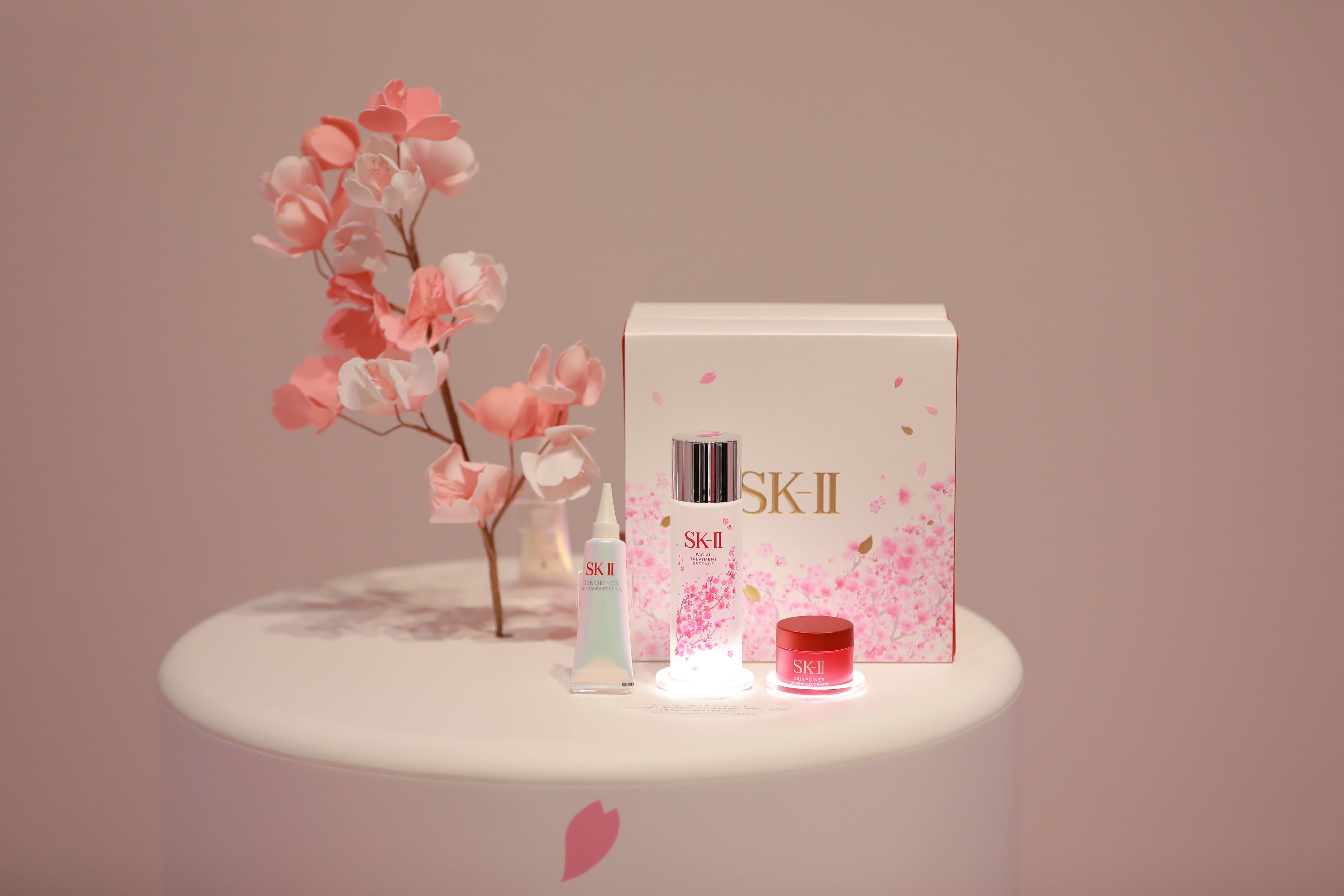 cosme TOKYO POP UP開催決定！／新発売の桜ボトル、美白*1美容液に加え