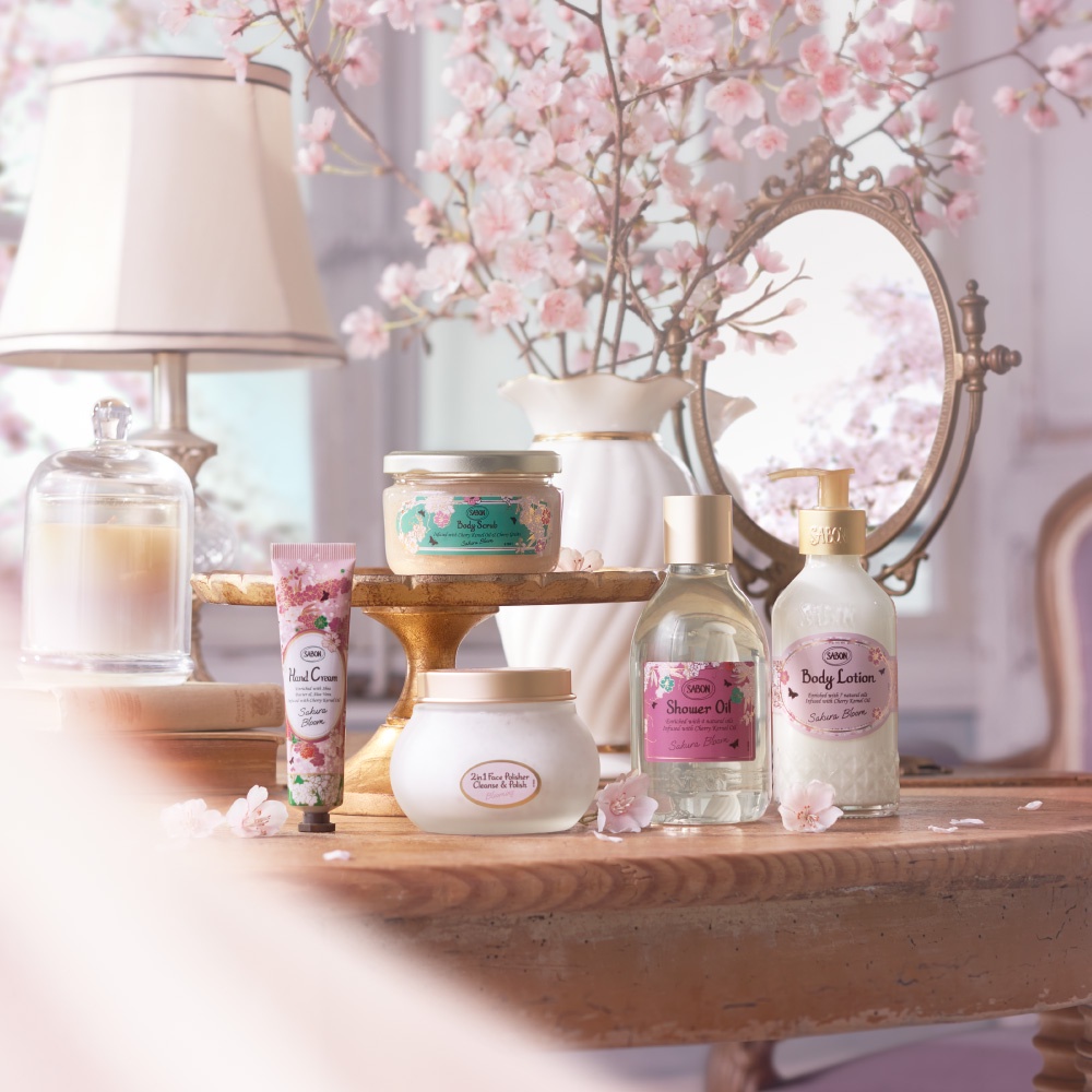 青空に透ける桜色の香り。若葉の息吹と春風を感じる、喜びに満ちた