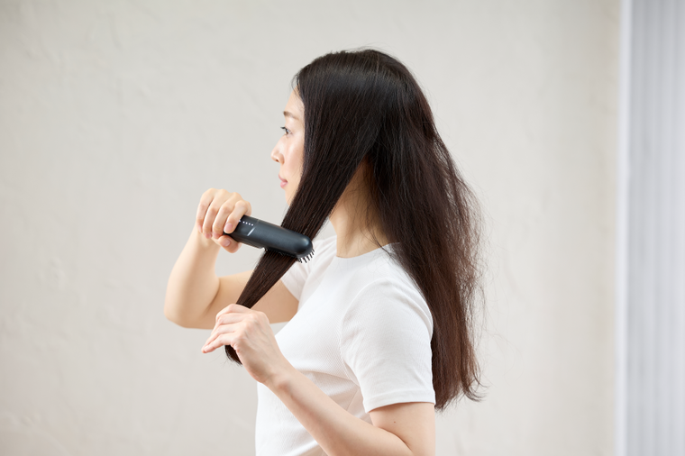 2024年5月31日（金）新発売】ブラシ型コードレスアイロン『スムース