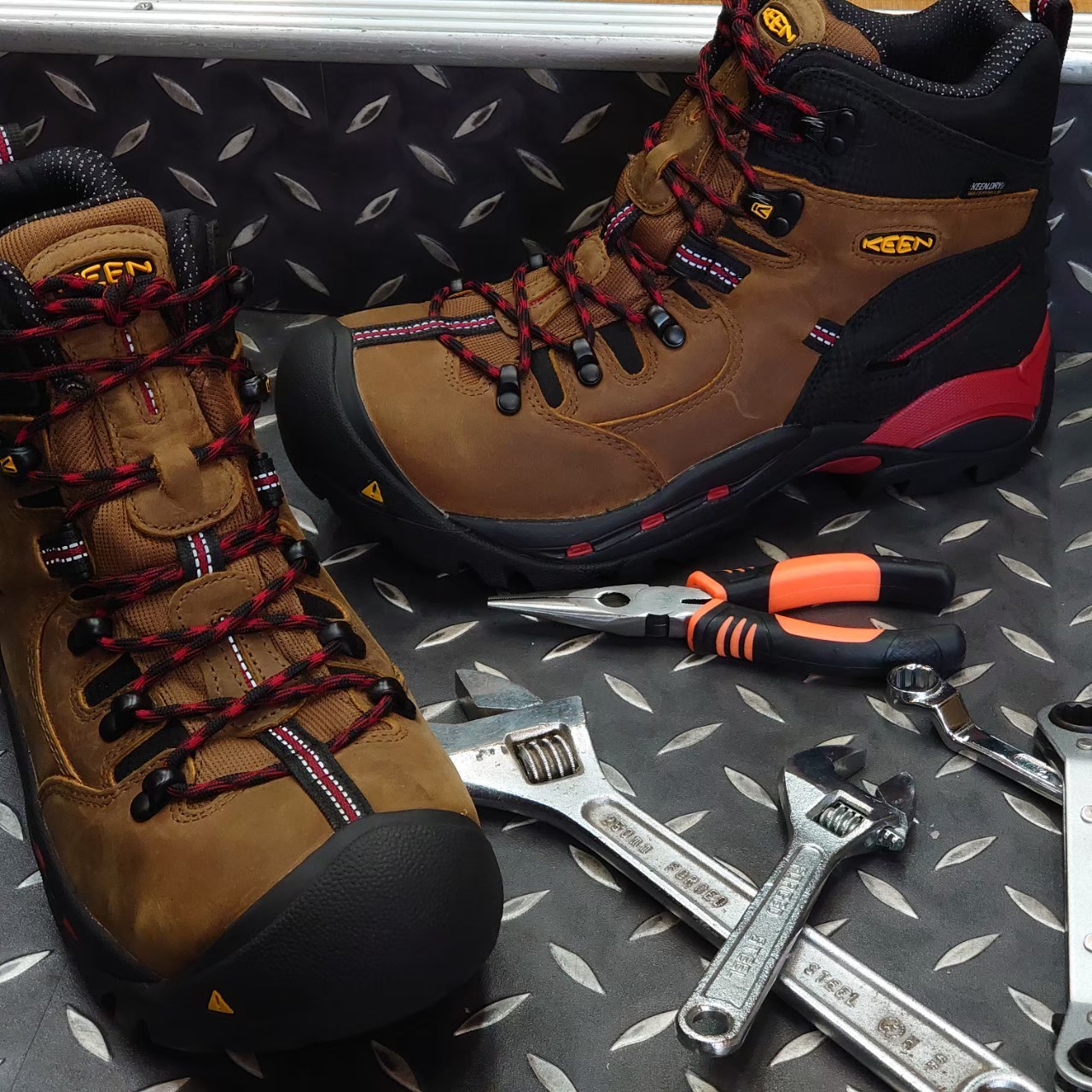 KEENに安全靴にクラシカルで重厚感のあるアイテムが登場！詳しくご紹介