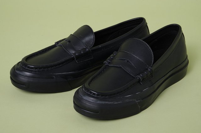 今、最も人気のスニーカーがコレ！ 「コンバース」の新作ローファー型