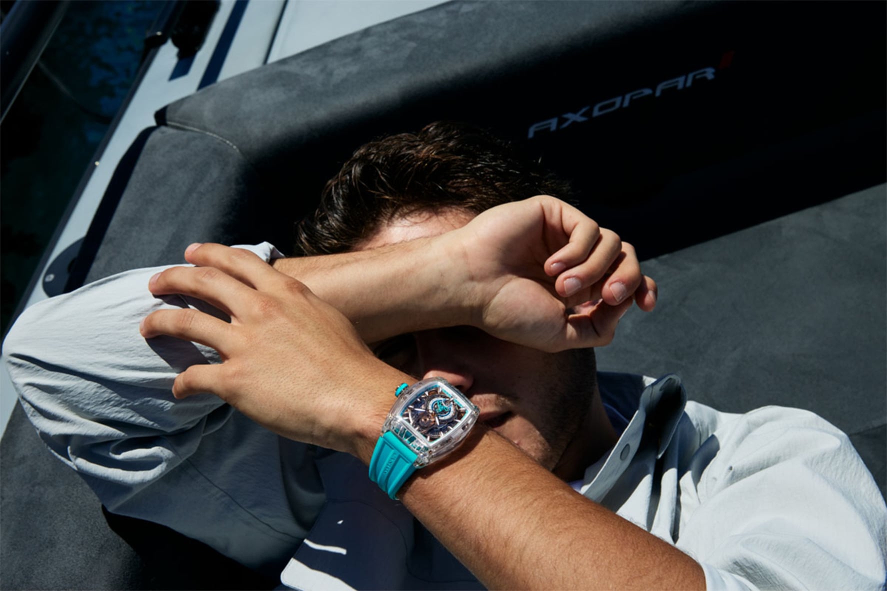 サファイア クリスタルのスケルトンウォッチが、大人の好奇心や少年心