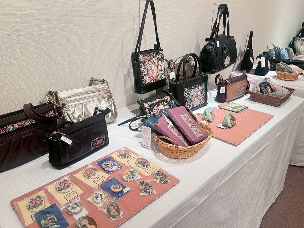 お知らせ】久家道子プチポアン刺繍協会作品展 —