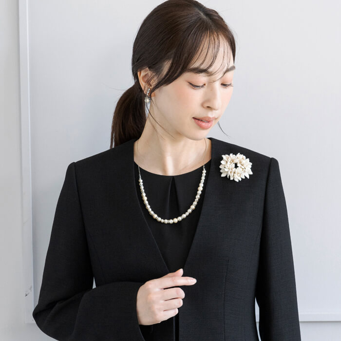 さりげなく華やか、上品ブローチ ・グレー｜東京ソワールオンラインストア