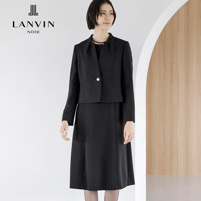 立体的なシルエットが美しい襟ぐりのアンサンブル 7号・ブラック