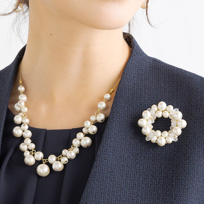 桜ウッドパールのサークルブローチ ・ホワイト｜東京ソワール