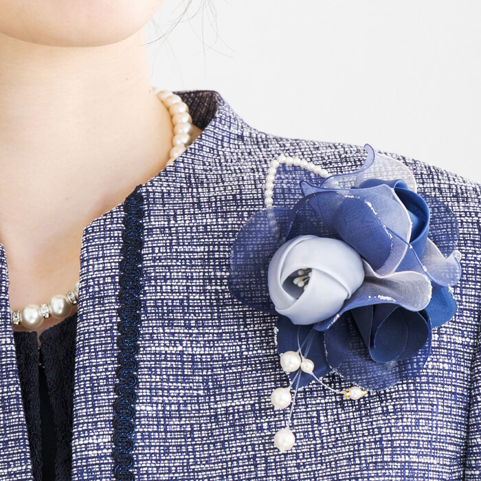 グラデーションの幸せコサージュ ・ネイビー｜東京ソワールオンライン