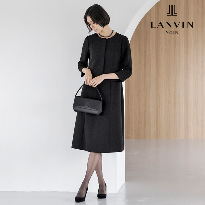 立体的なシルエットが美しい襟ぐりのアンサンブル 7号・ブラック