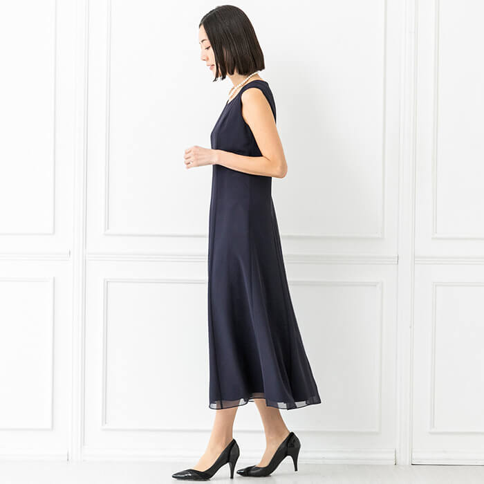 シフォンのフレアーワンピース 17号・ネイビー｜東京ソワール