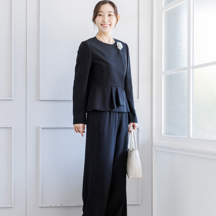 さりげなく華やか、上品ブローチ ・グレー｜東京ソワールオンラインストア