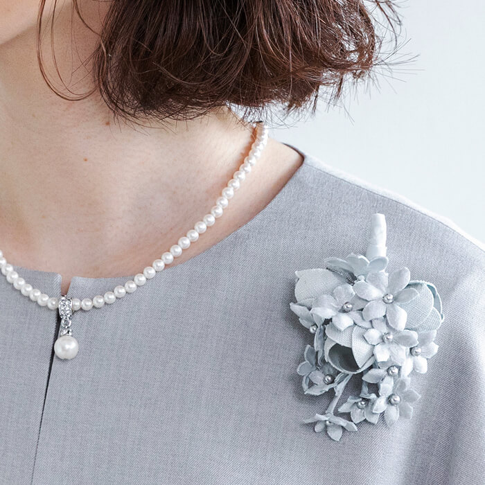 小花をまとめたナチュラルなコサージュ ・オフホワイト｜東京ソワール