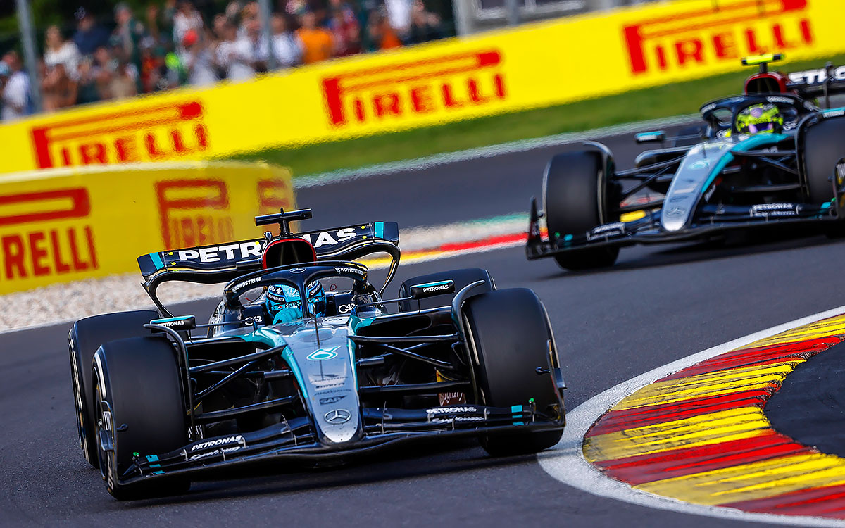 チームメイトのルイス・ハミルトン（メルセデス）をリードするジョージ