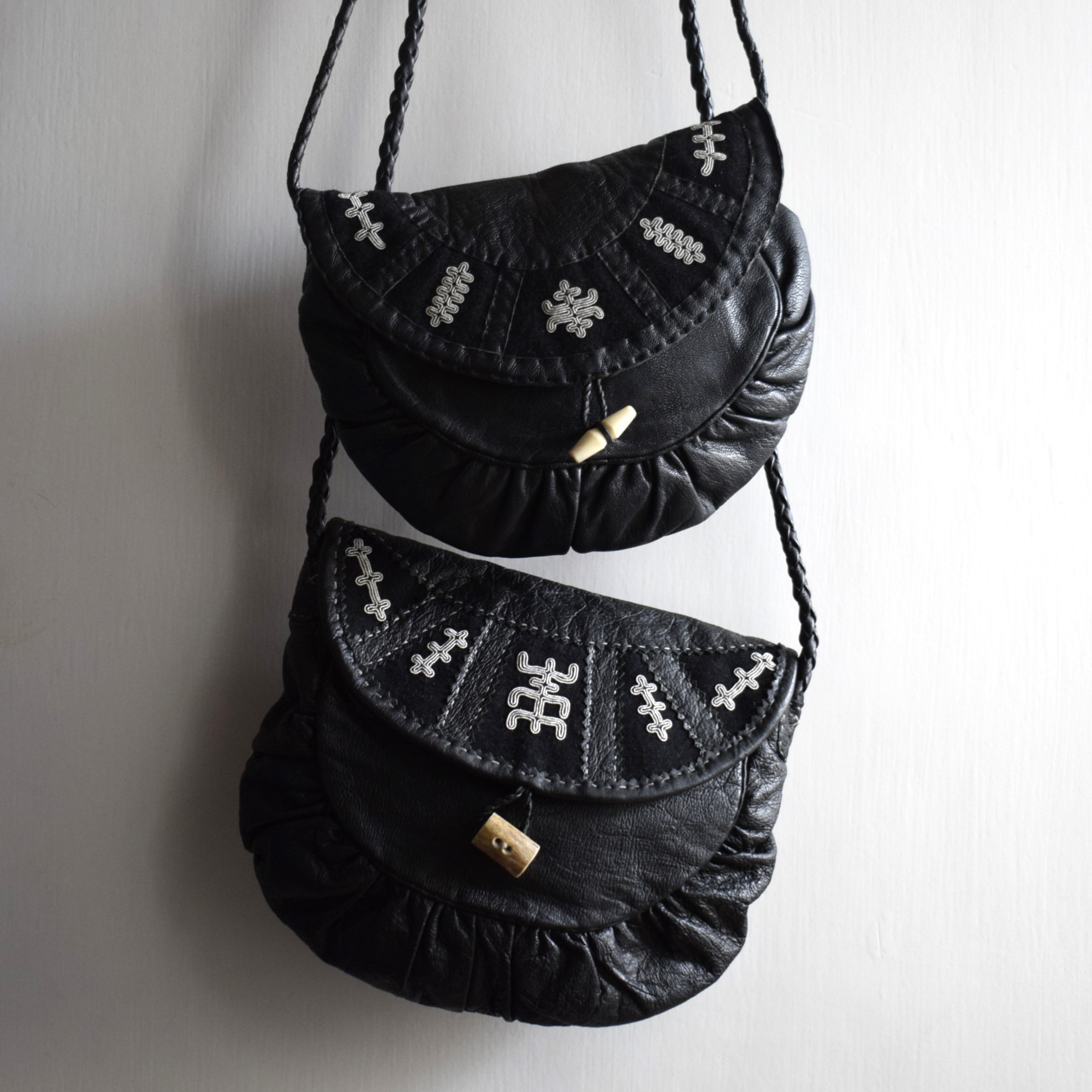 黒のポシェット・ピューター刺繍② / サーミ族の伝統工芸品