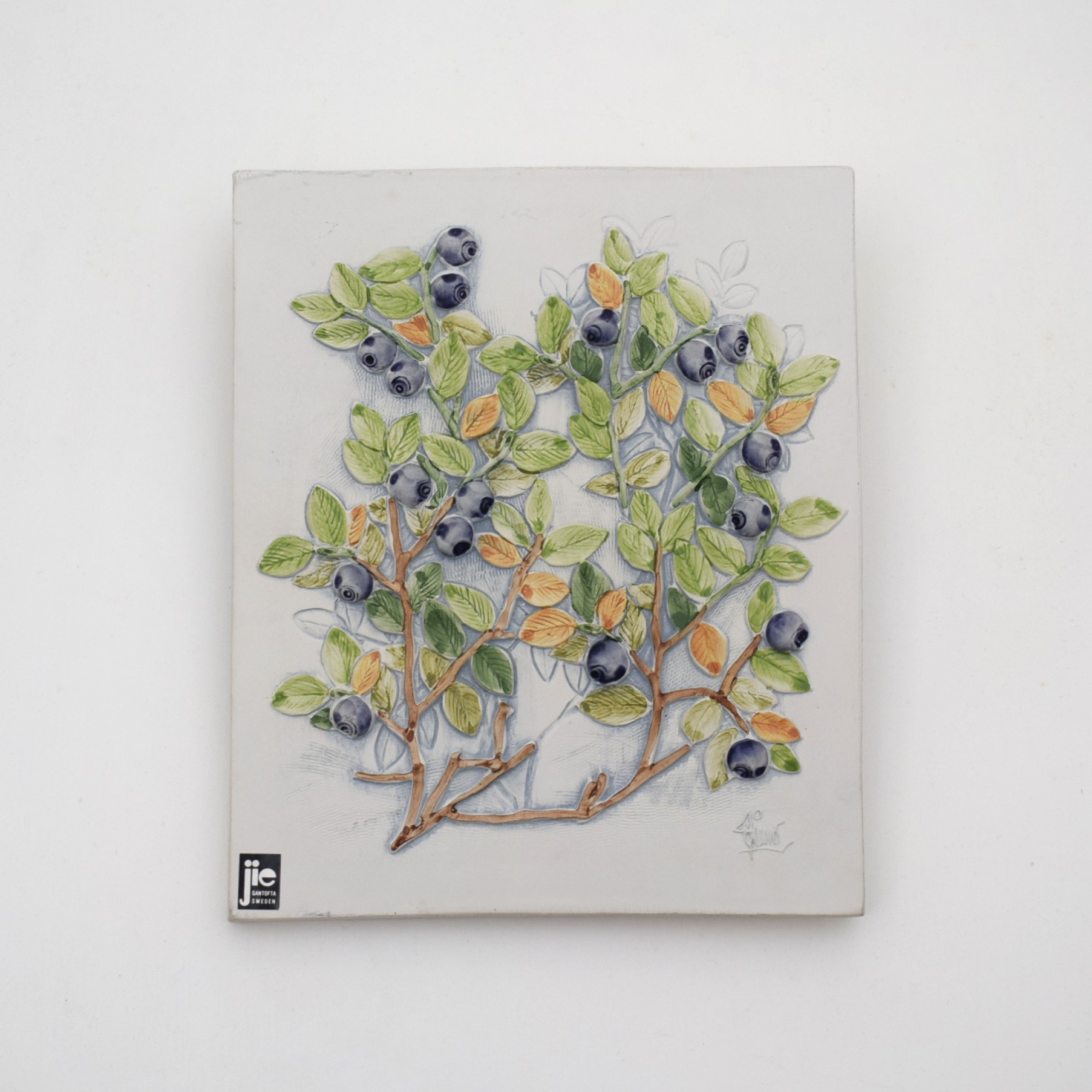 ブルーベリーの陶板・白ベース / Jie Gantofta ・ジィガントフタ