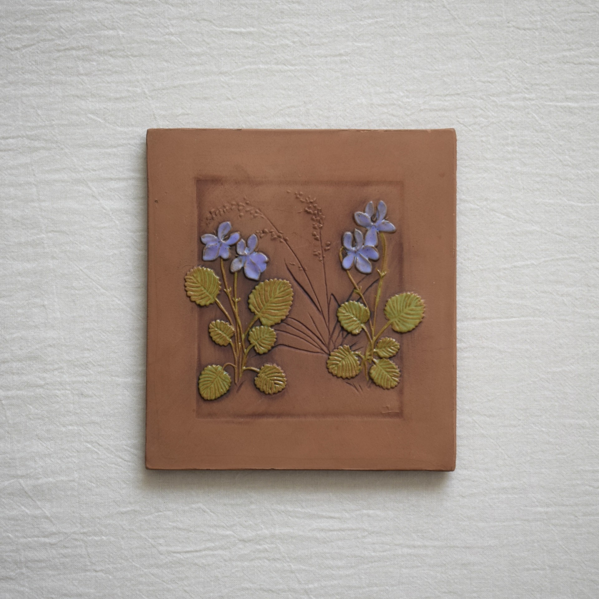 スミレの陶板・希少デザイン / Jie Gantofta ・ジィガントフタ | florantik