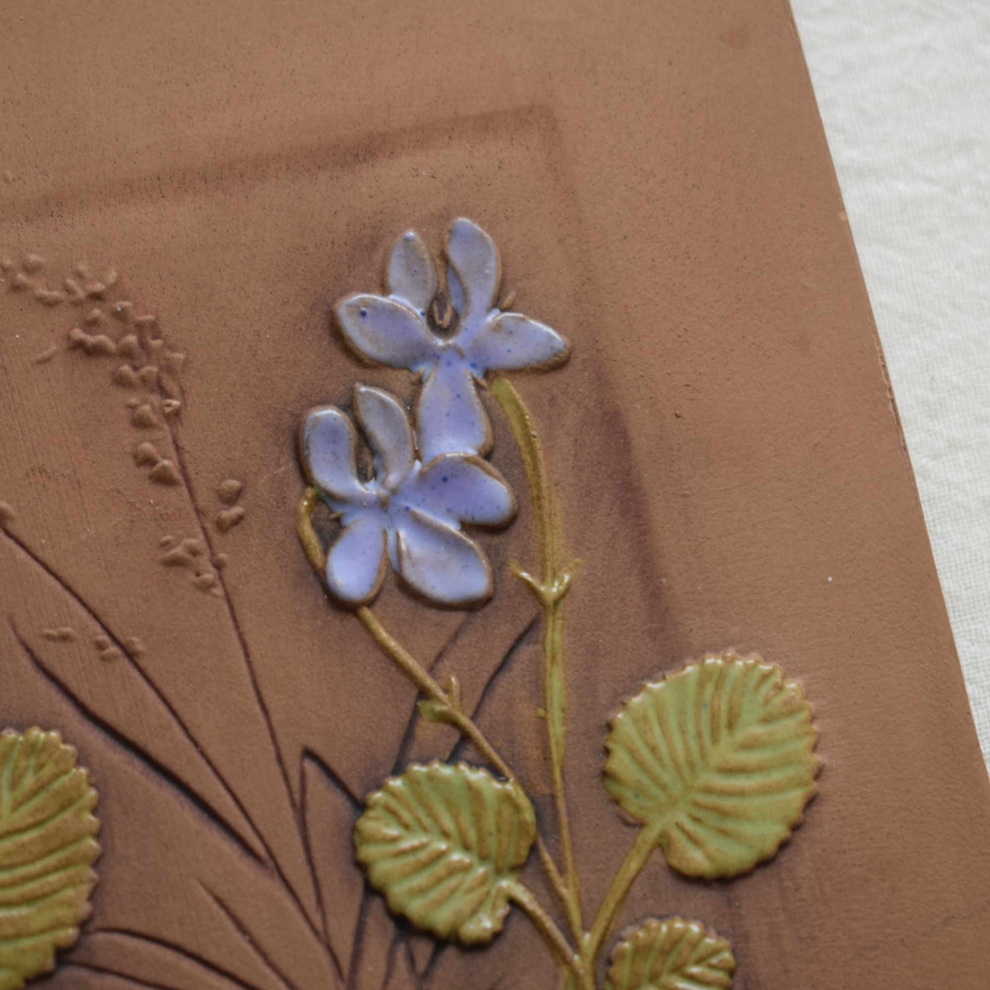 スミレの陶板・希少デザイン / Jie Gantofta ・ジィガントフタ | florantik