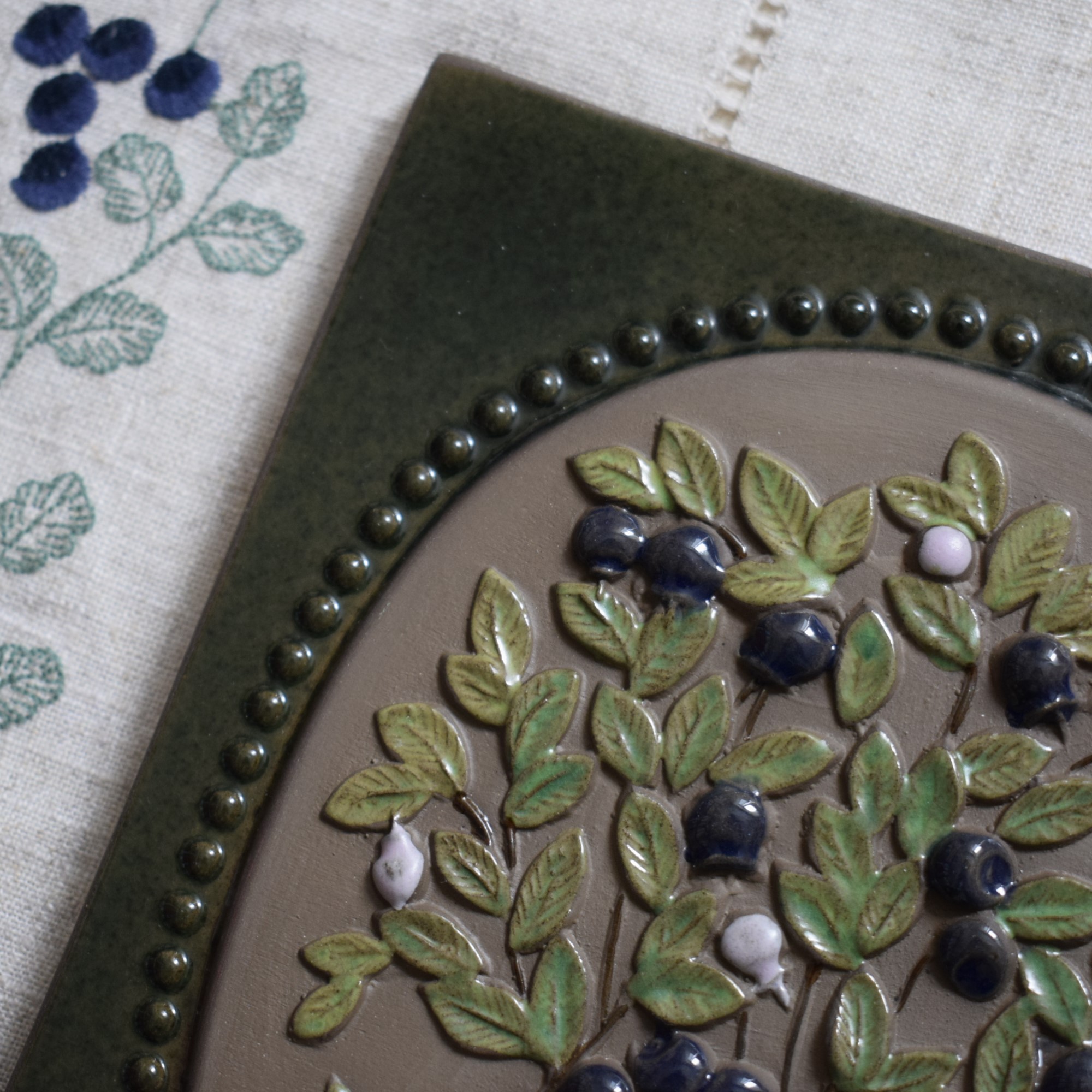 ブルーベリーの陶板 / Jie Gantofta ・ジィガントフタ / スウェーデン