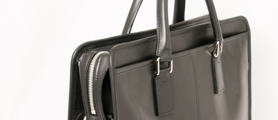 人気のブリーフケースを準備中です【裁断の様子をご覧ください