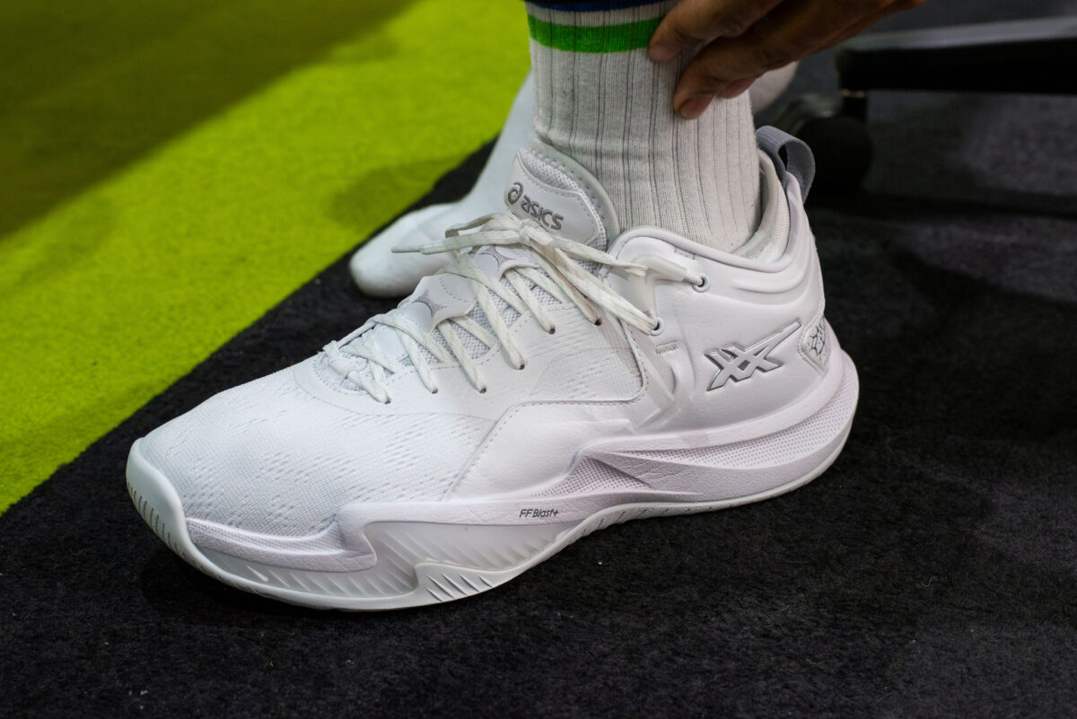 TikToker クリスがアシックスジャパンへ…最新モデル「NOVA SURGE LOW 2