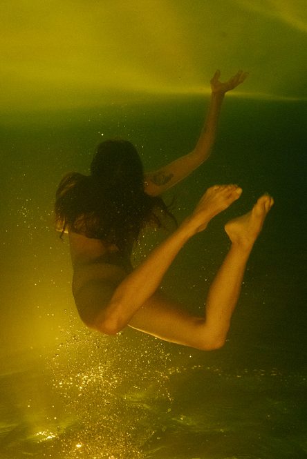 LAの写真家Colin Sussinghamによる展示『BE L'EAU』がcommuneで開催
