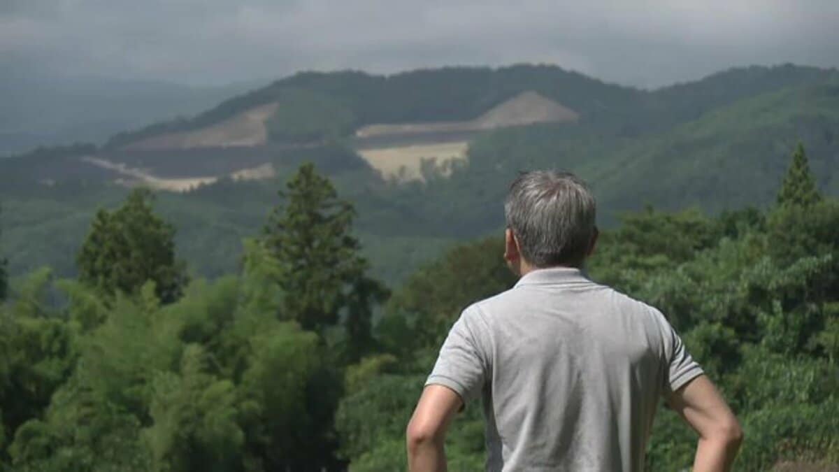 反射光がまぶしく運転が危険との声も…先達山のメガソーラーが完成 景観