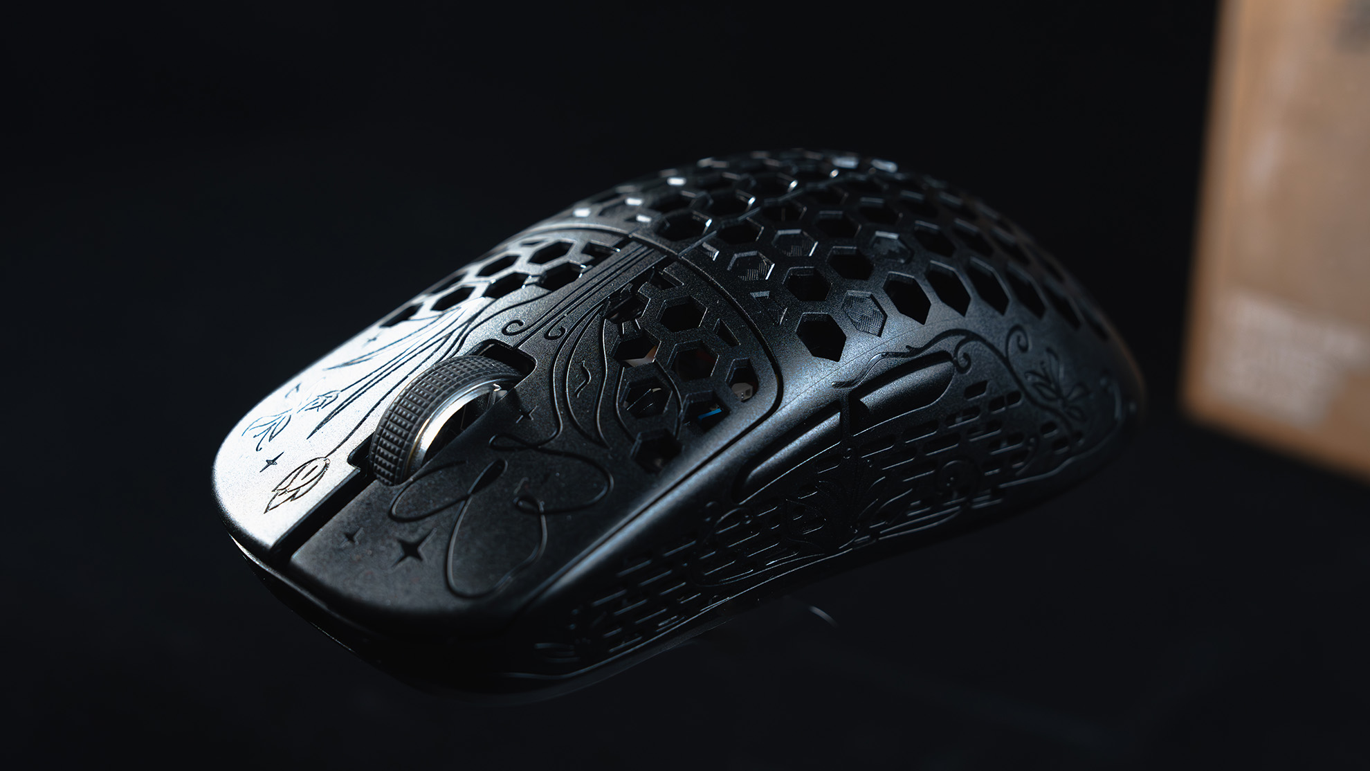 製品レビュー】UNIUS BLACK LOTUS CARBON 8K ゲーミングマウス