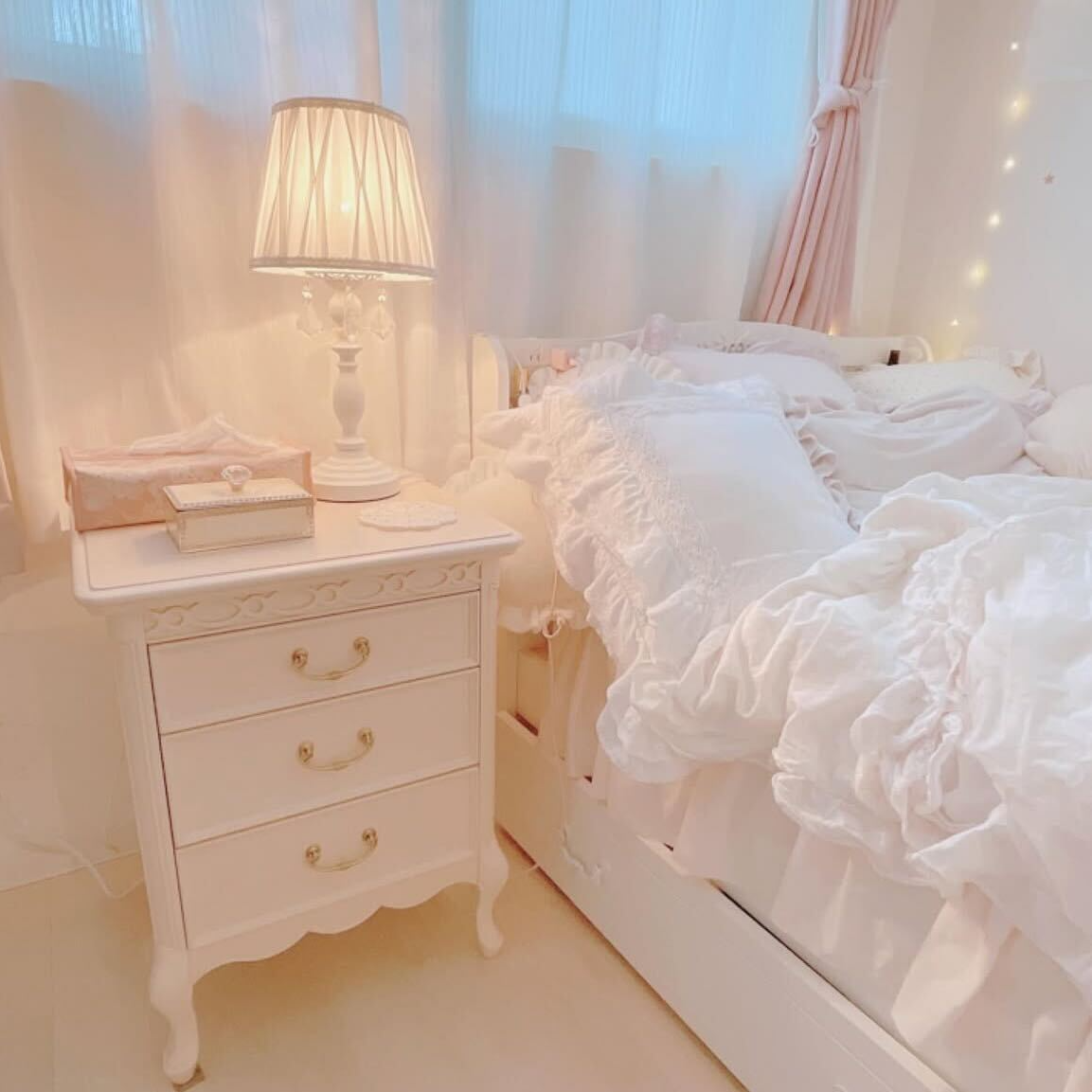 ベッドサイドをやわらかな光で照らすテーブルランプでリラックス空間を