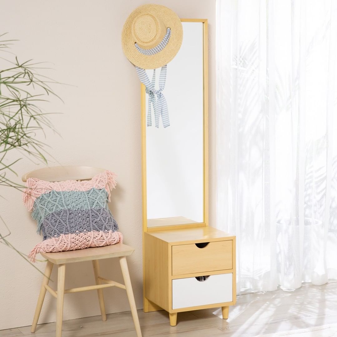 使い方いろいろ。姿見としてだけでなく床に座ってメイクするのにも便利