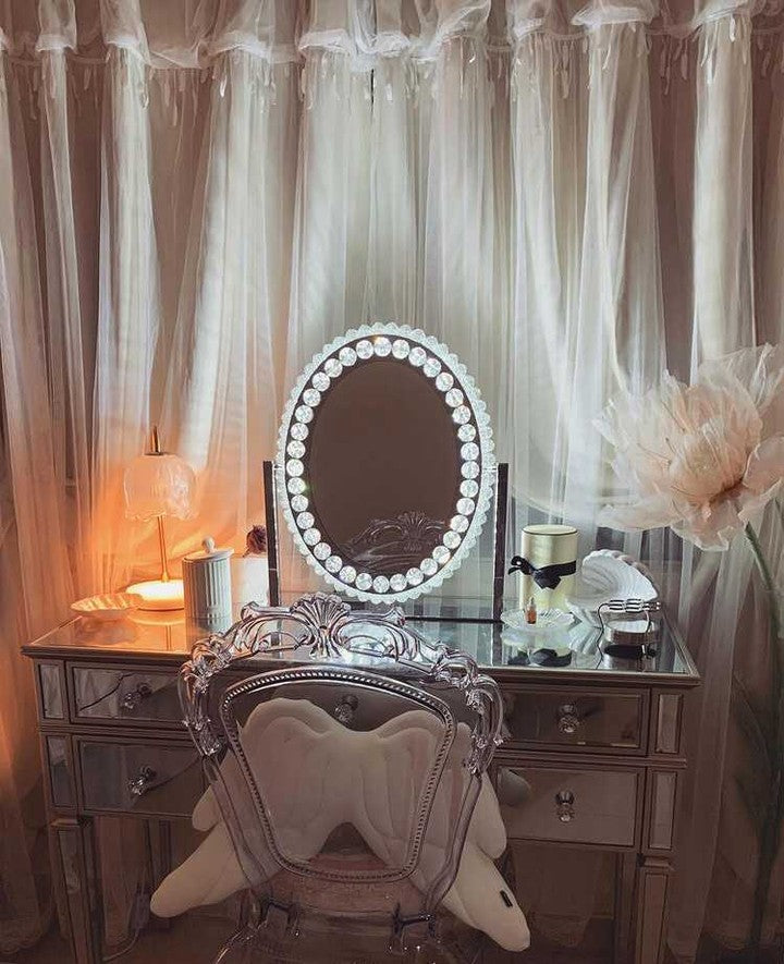 きらきら輝くライトが大人っぽい、メイクの仕上がりが変わる女優ミラー