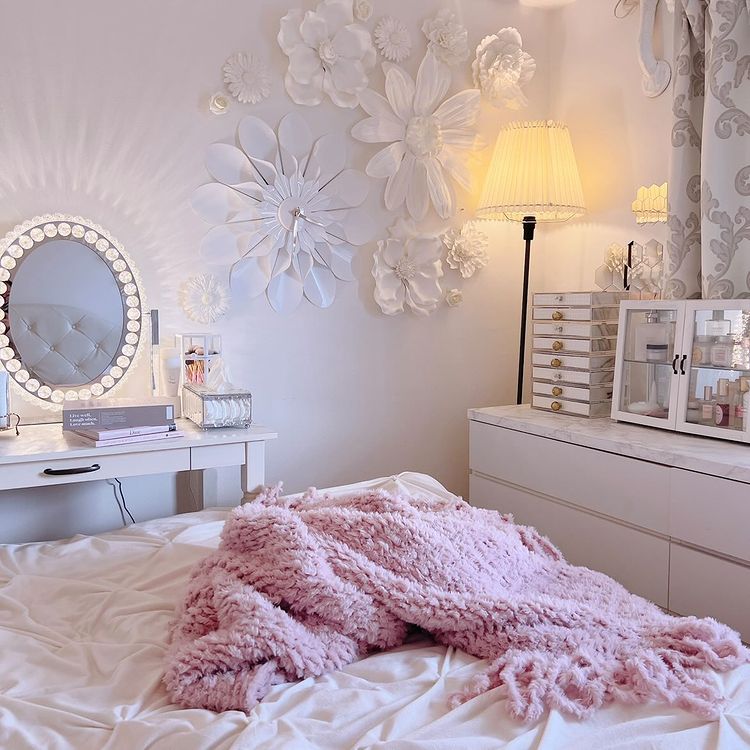 ウォールフラワーと時計を組み合わせてお部屋に華やかさを