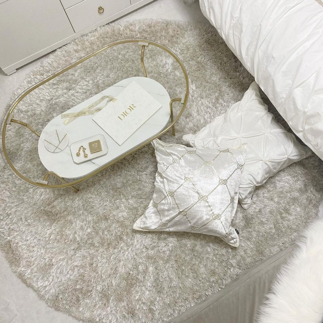 きらきら光るラメ入りラグが魅せるホワイト×ゴールドの高級感ある