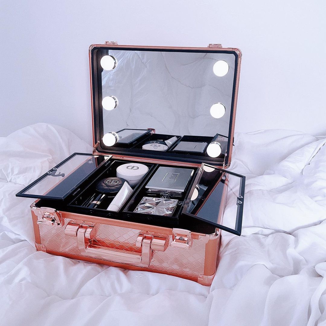 たっぷり収納できるハリウッドミラー一体型メイクボックス