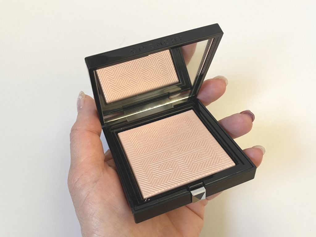 タン クチュール シマー パウダーで輝くような立体肌に | LULU | 美の