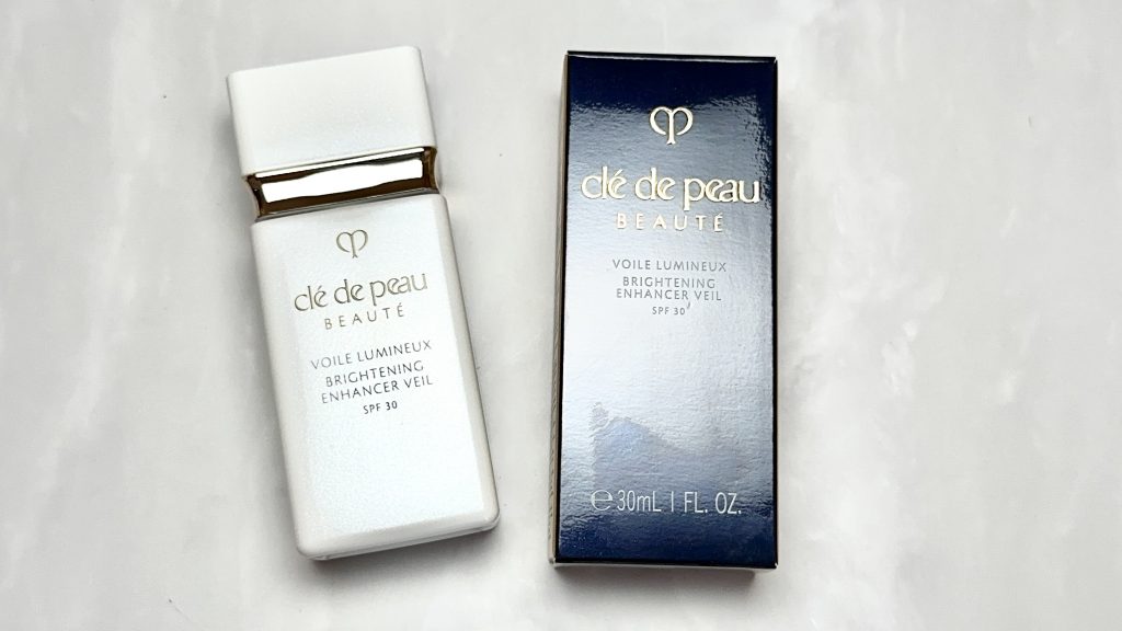 クレ・ド・ポー ボーテのスキンケア化粧下地ヴォワールルミヌで輝く