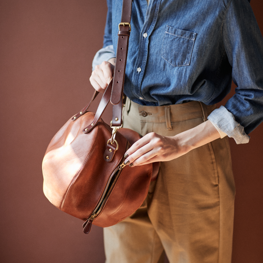 今日は荷物が少ない。それでも《ナイジェル・ケーボン》のヘルメット