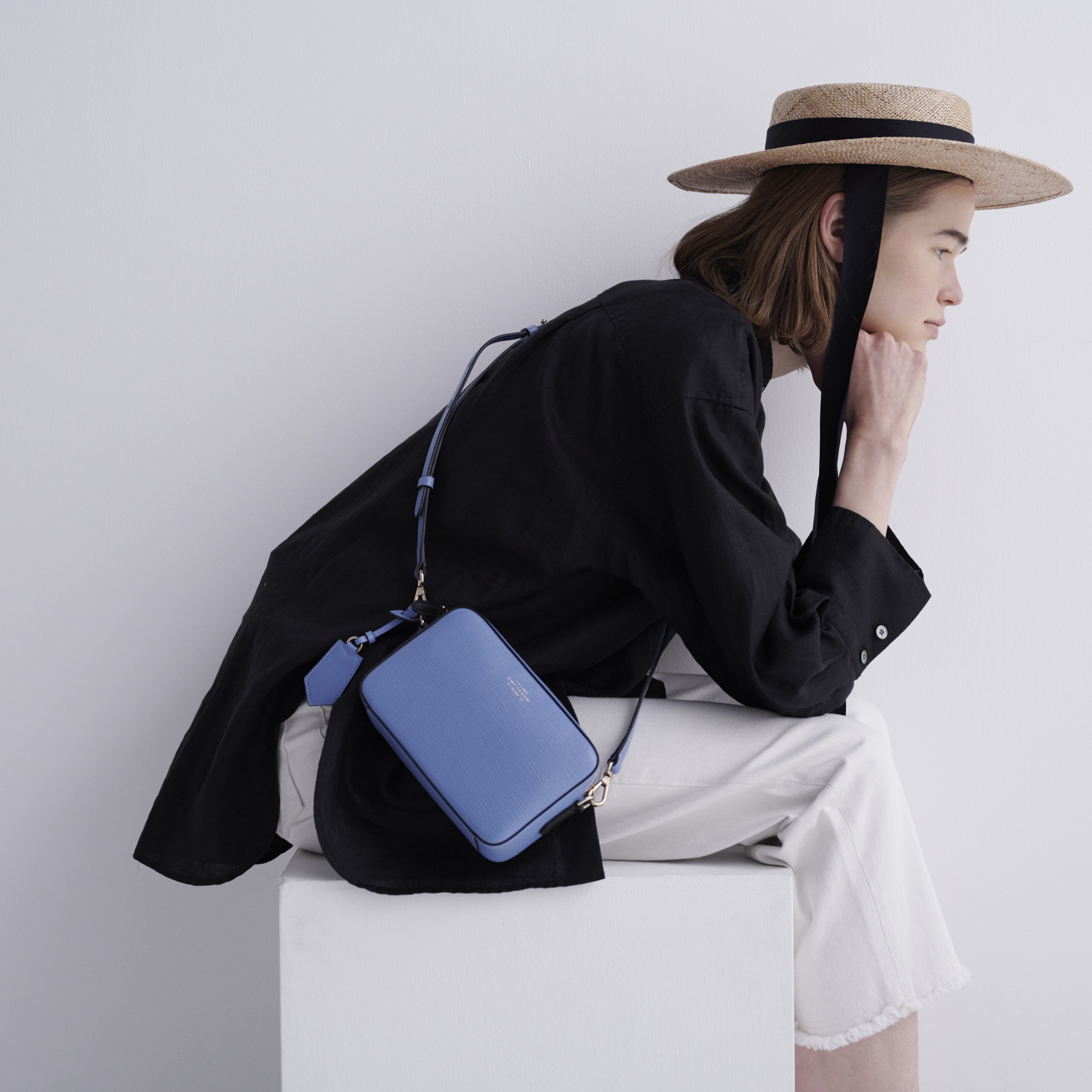スマイソン》のブルーショルダーバッグをきかせる初夏のモノトーン