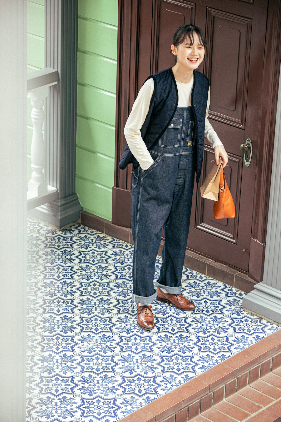 秋口にちょうど良い！デニムオーバーオールに《ラベンハム》のベストを
