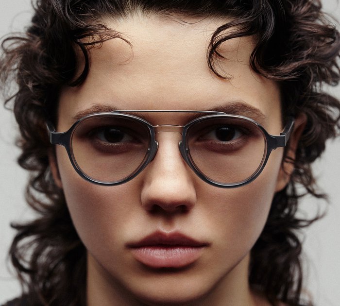 イッセイミヤケ アイズ》に新モデルが登場！セルとメタルの異素材を