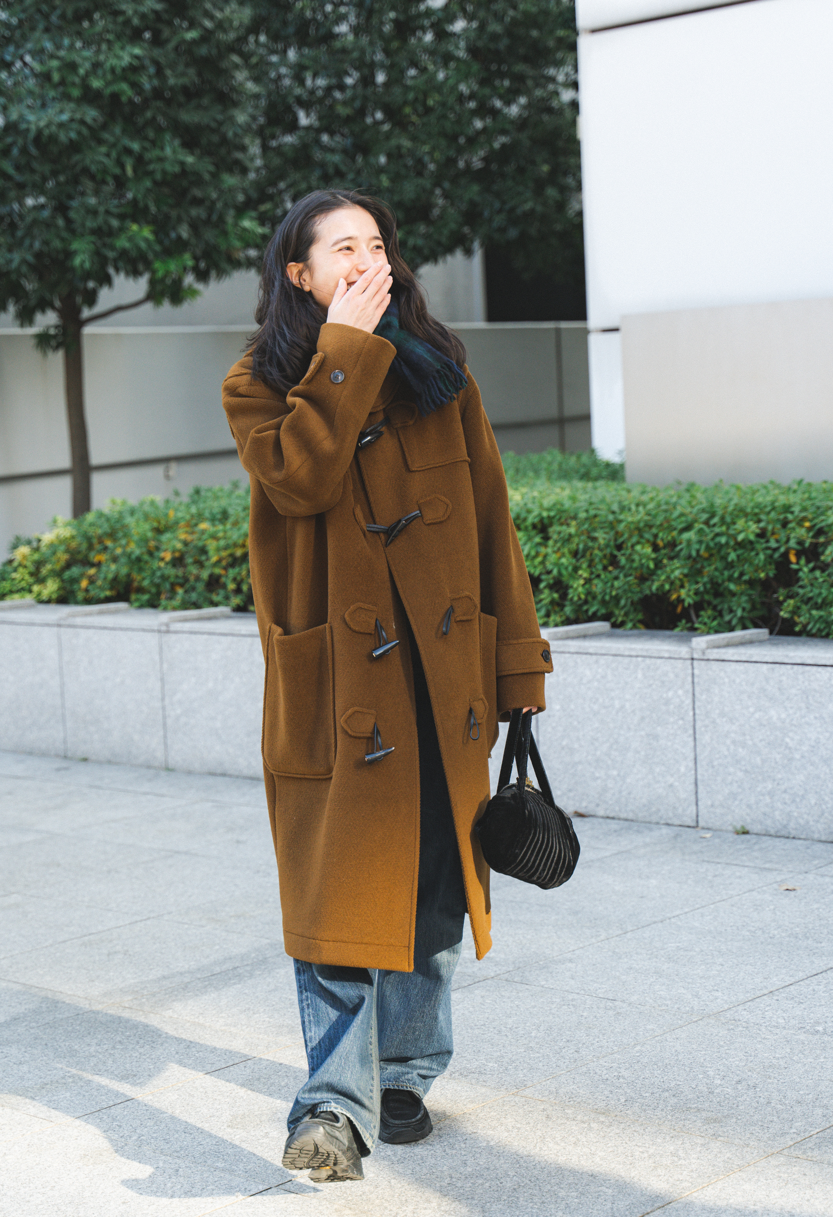 真冬のデニムコーデのお手本。ブラウンのダッフルコートが相性抜群