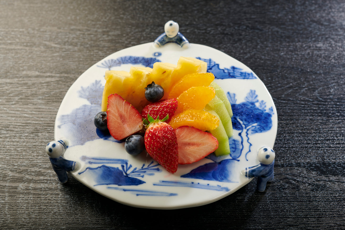 染付山水(全体)三閃一付6寸皿 – FUFU JAPAN SELECTION