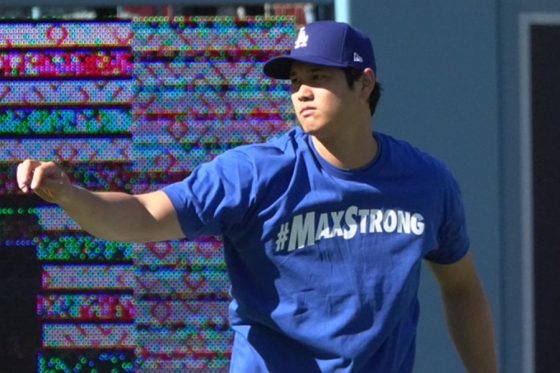 大谷翔平、オリジナルシャツで登場 胸に「#MAXSTRONG」…ナインが