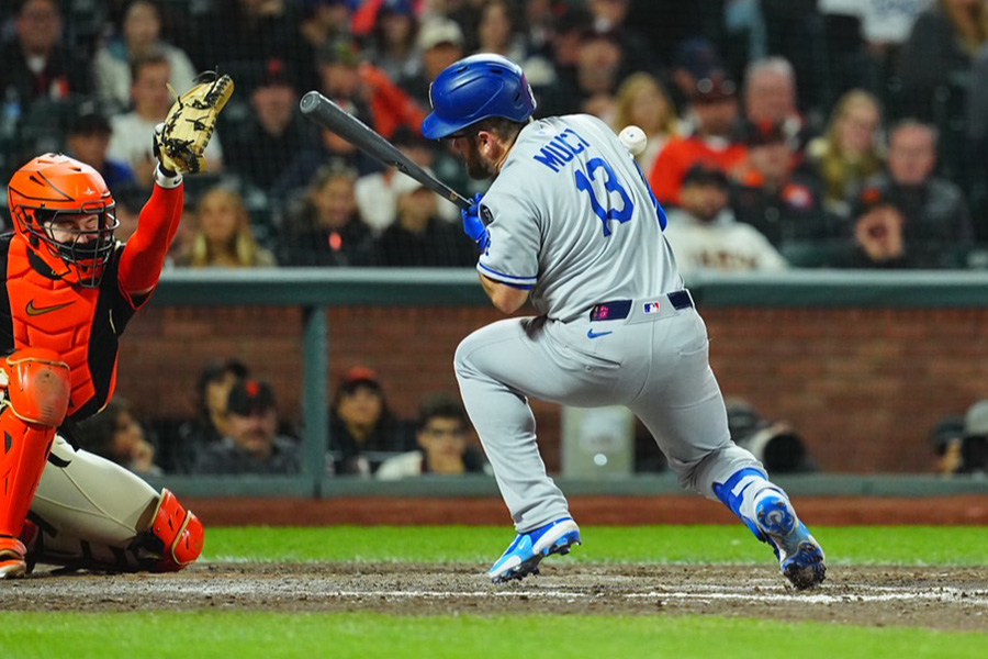 ド軍マンシーに頭部死球、151キロが直撃 すぐに立ち上がり出場続行も