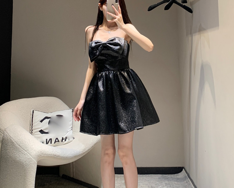 黒ドレス キラめき光沢ミニ黒ドレス ミニ丈|黒ドレス専門通販 Noir Kloris