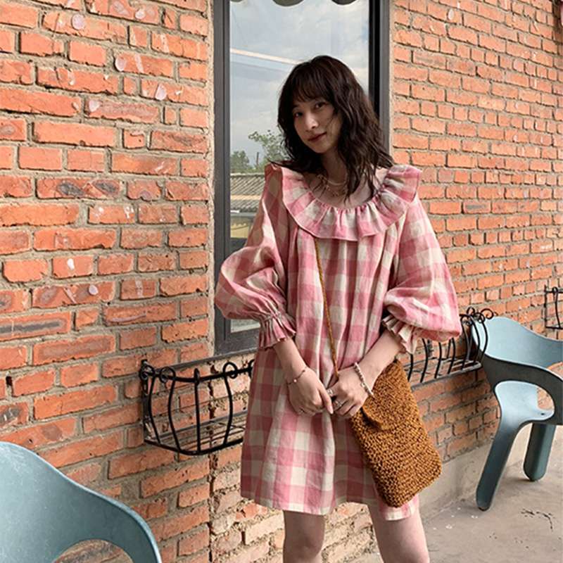 ピンクコーデ ふんわりギャザーフリル袖のチェック柄ワンピース