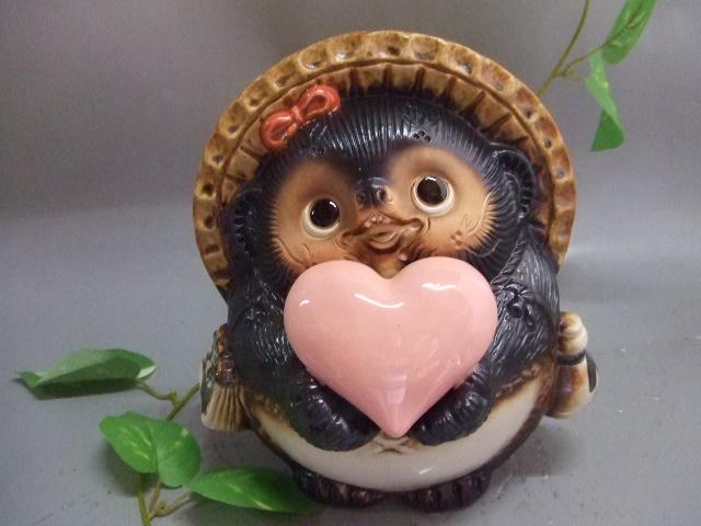 信楽焼】ピンクのハート持ち狸 たぬき（nta-003） | JTBのふるさと納税