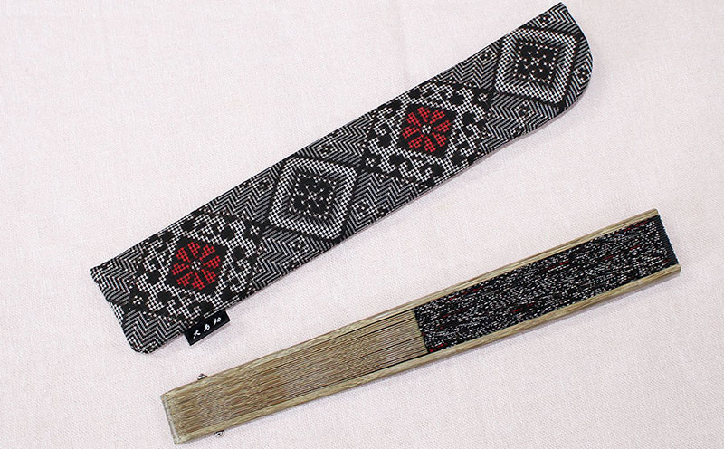 本場奄美大島紬 手織り扇子（泥染め龍郷柄 赤) 鹿児島県 奄美群島 奄美