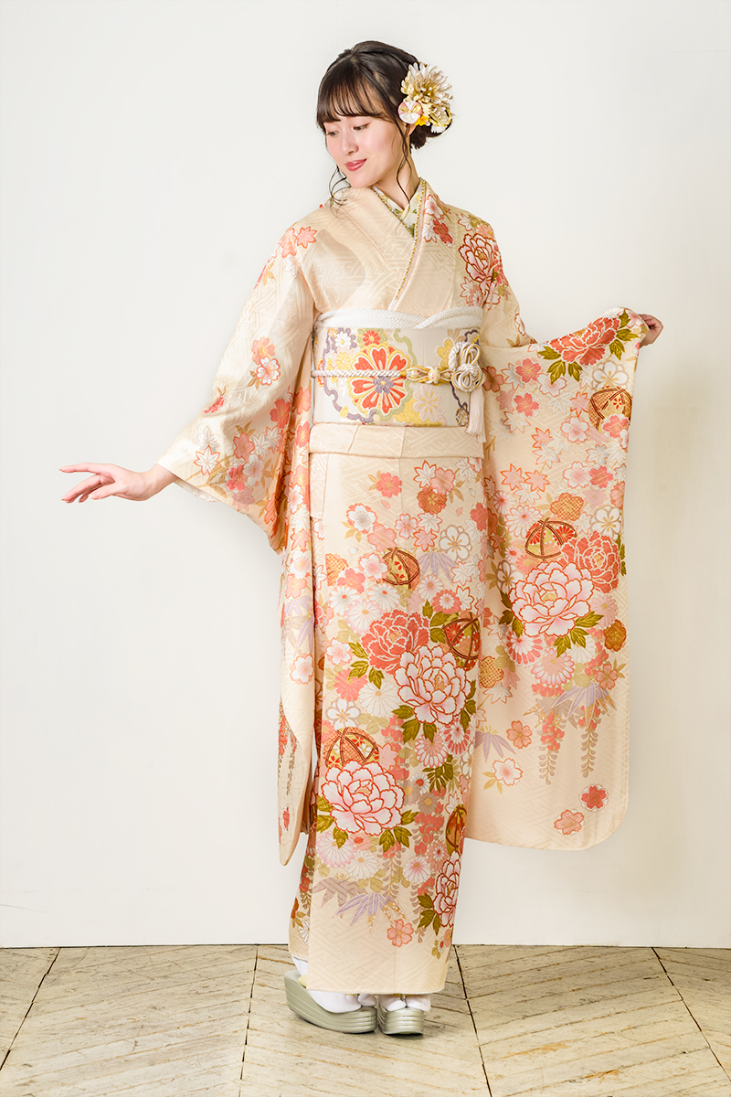 クリーム地に毬と大輪牡丹柄振袖 | MK振袖スタイル | 振袖購入