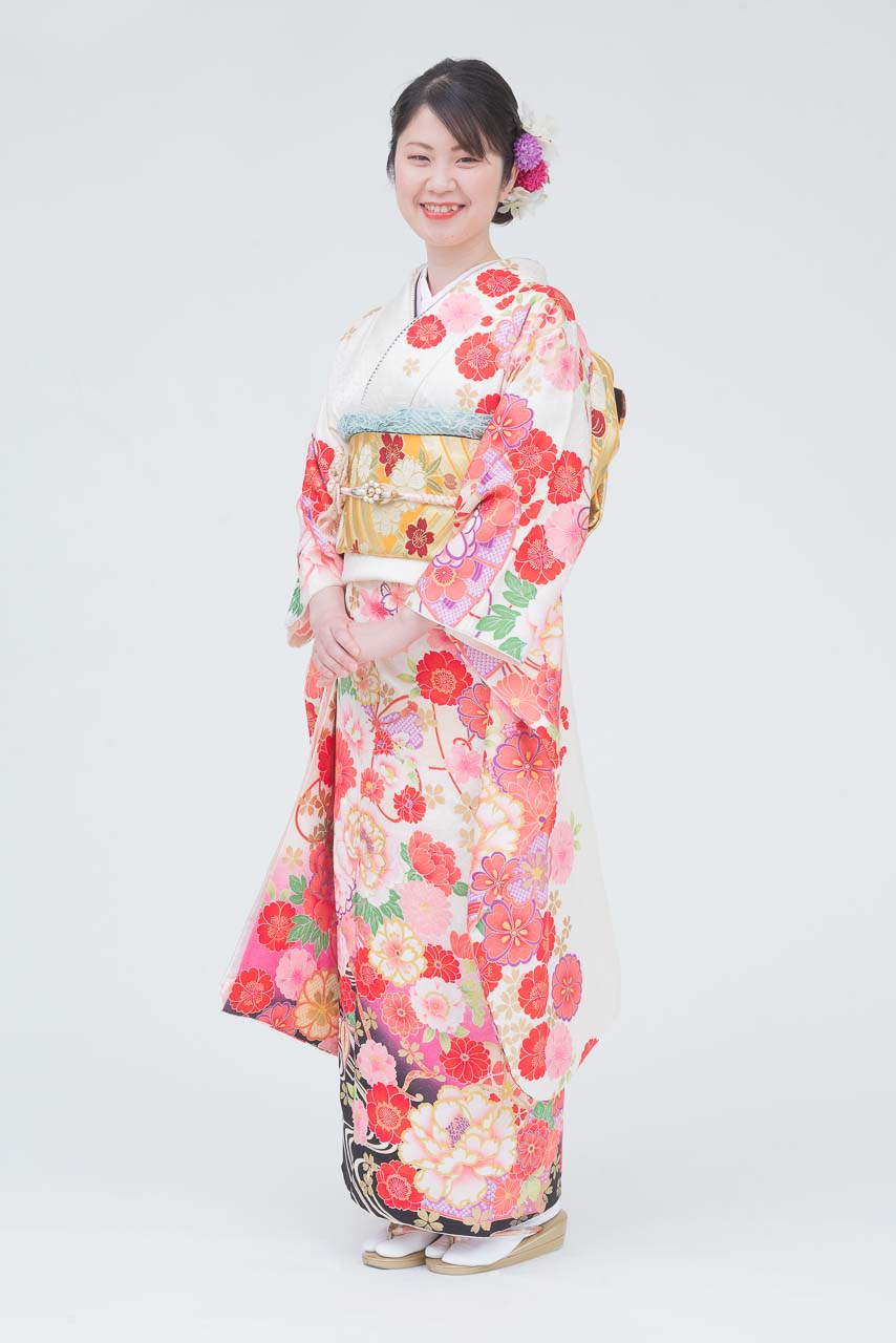 白地に赤ピンク花柄裾黒 - 振袖コレクション｜はたちの集い（成人式