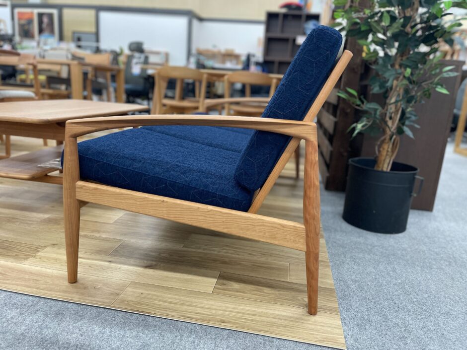 宮崎椅子製作所 | ペーパーナイフソファの魅力｜時を超えて愛される