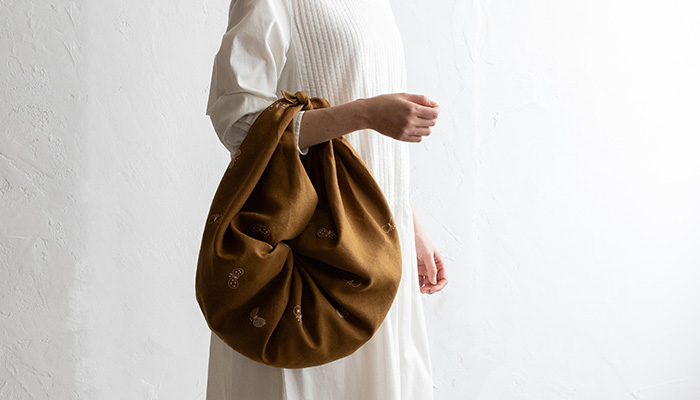 100 ミナ ペルホネン リネンエンブロL【箱入】choucho ブラウン